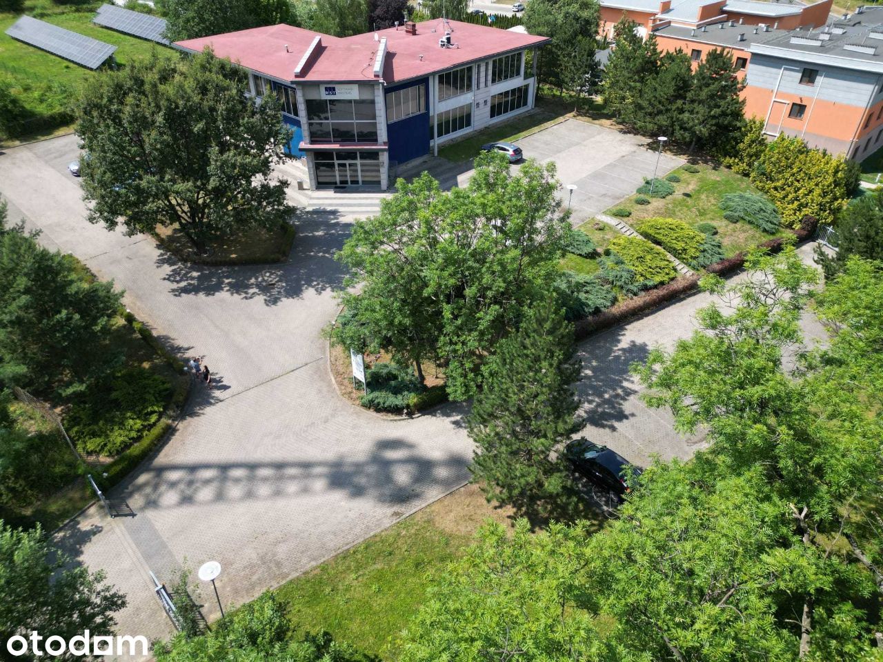 Ogrodzona posesja z parkingiem na 38 samochodów