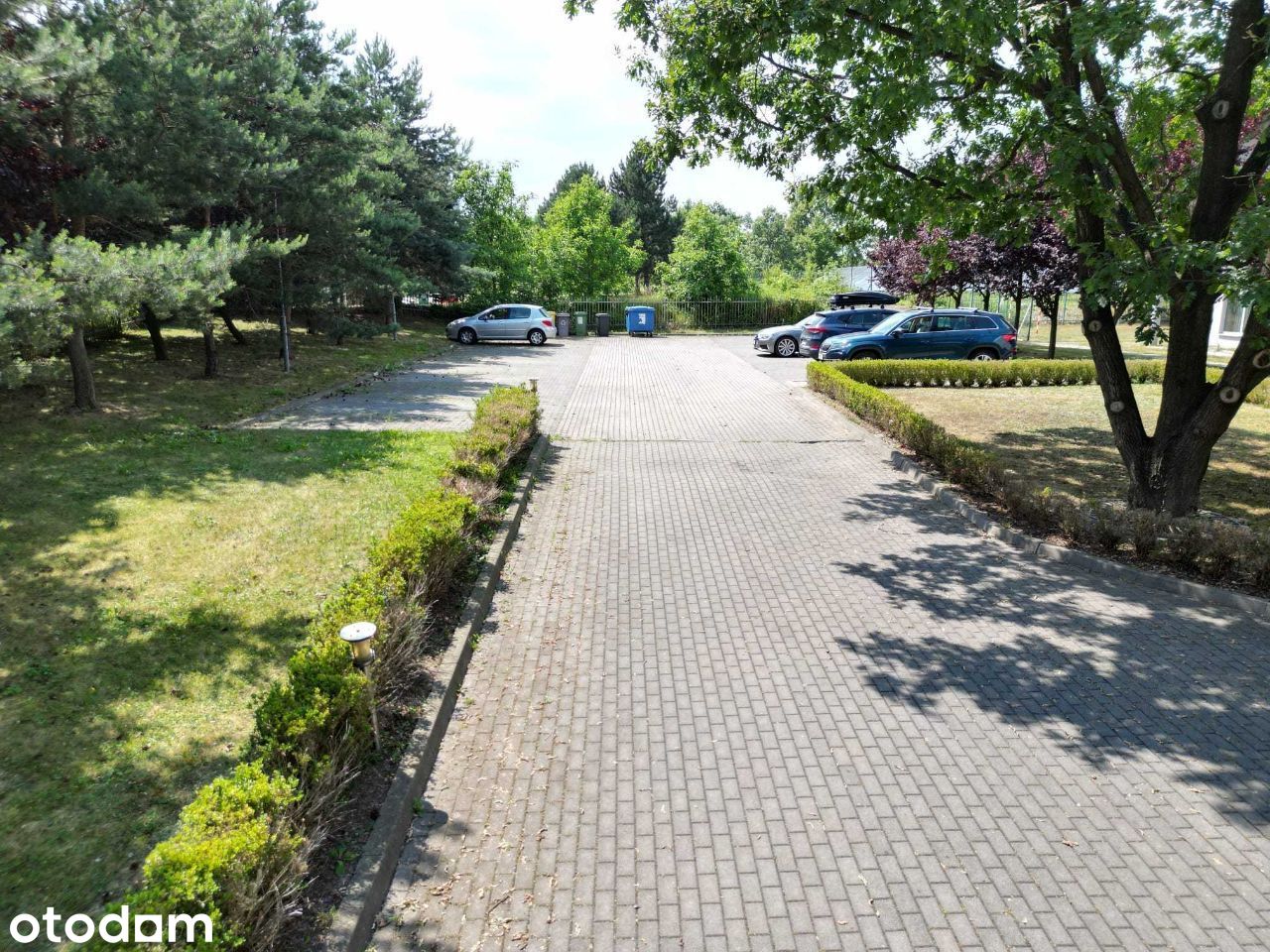 Teren zielony przy budynku — ogród i strefa relaksu